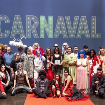 Participantes del Teatrico del Carnaval durante la representación final del Carnaval de Torrevieja en el Teatro Municipal