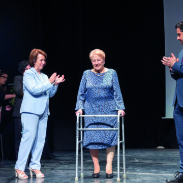 Entrega del premio Mujer 2026 a Antonia Martínez Rubio durante la gala del Día de la Mujer en Torrevieja.