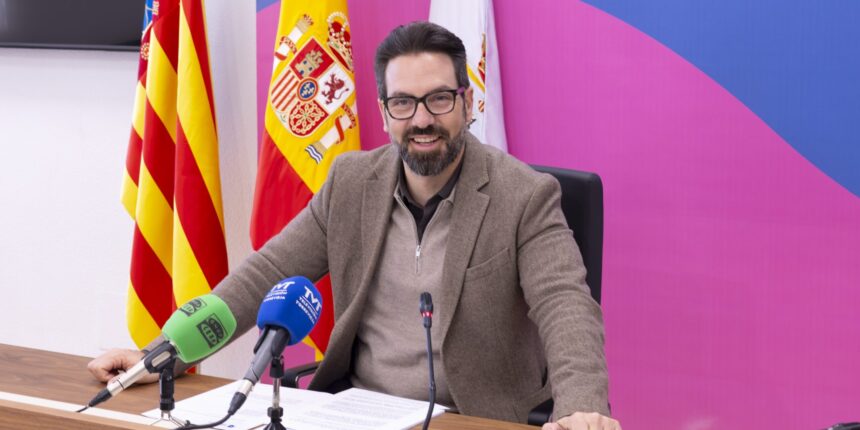 va3454-jgl El concejal Federico Alarcón durante la rueda de prensa en el Ayuntamiento de Torrevieja sobre las adjudicaciones del Programa Barrios