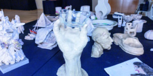 piezas de cerámica en la exposición Chakras arte y energía en Torrevieja