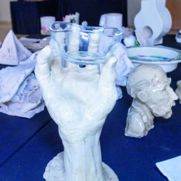 piezas de cerámica en la exposición Chakras arte y energía en Torrevieja