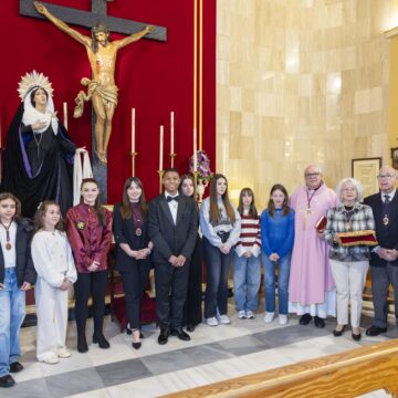 Integrantes de la Cofradía del Cristo Crucificado y María Santísima del Silencio junto al párroco tras la bendición del nuevo nimbo en la Iglesia de la Inmaculada
