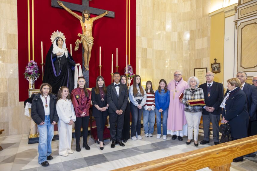 Integrantes de la Cofradía del Cristo Crucificado y María Santísima del Silencio junto al párroco tras la bendición del nuevo nimbo en la Iglesia de la Inmaculada