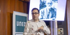 Miguel Herrero durante la presentación de su libro