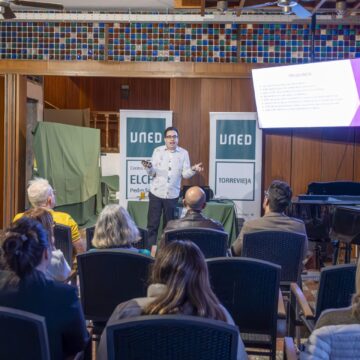 Miguel Herrero durante la presentación de su libro ante el público