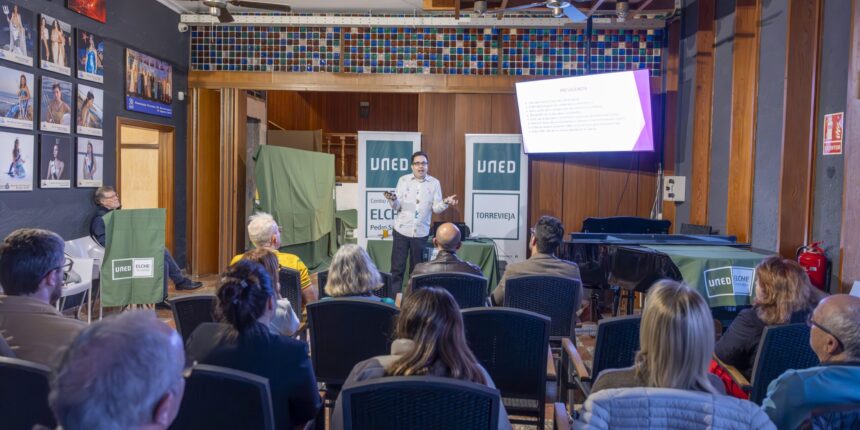 Miguel Herrero durante la presentación de su libro ante el público