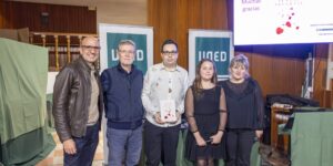 Miguel Herrero posa con colaboradores y asistentes tras la presentación de su libro