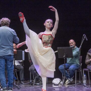 bailarina durante concierto didáctico del Conservatorio de Torrevieja en el Teatro Municipal