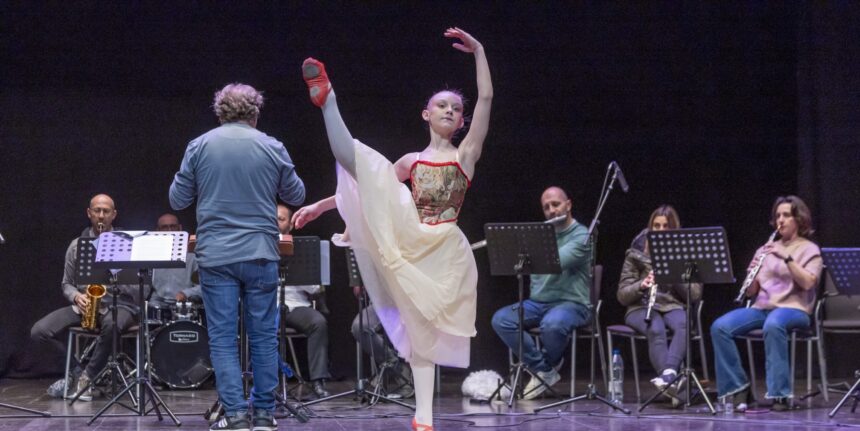 va3455-cconservatorio-torrevieja-conciertos-didacticos.jpg bailarina durante concierto didáctico del Conservatorio de Torrevieja en el Teatro Municipal