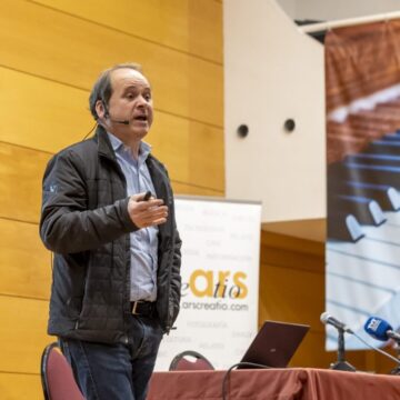Pedro Alfaro durante la conferencia en el Palacio de la Música