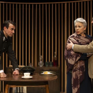 Tres actores representando en una escena de la obra