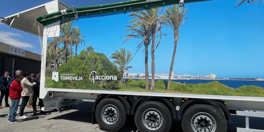 camión del servicio de limpieza y recogida de residuos en Torrevieja