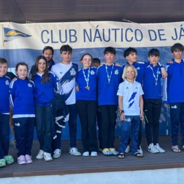 Equipo de Optimist del RCNT celebrando sus medallas en la regata de Jávea