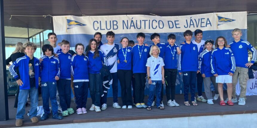 va3455-rcnt Equipo de Optimist del RCNT celebrando sus medallas en la regata de Jávea