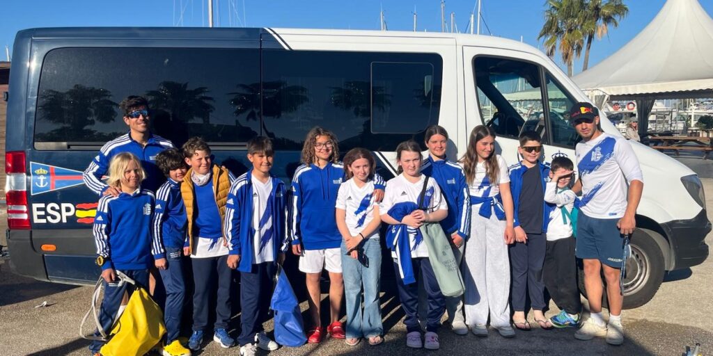 Grupo de jóvenes regatistas de Optimist B