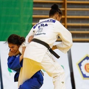 Dos judokas en pleno combate durante la competición