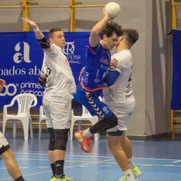 Club Balonmano Mare Nostrum Torrevieja y Petrer durante el partido