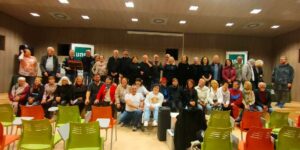 Actores del grupo La Ruina y asistentes en la sede de la UNED