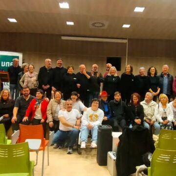 Actores del grupo La Ruina y asistentes en la sede de la UNED