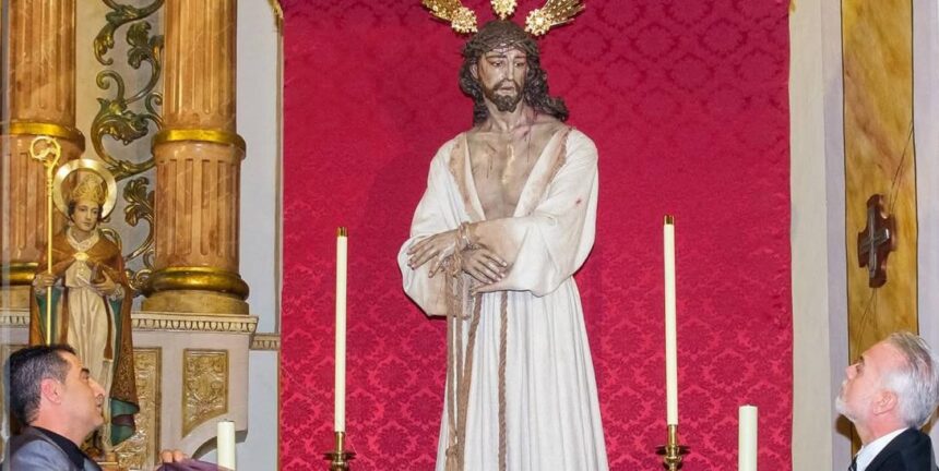 ALT de la imagen (SEO) Bendición de la imagen de Jesús de la Humildad realizada por el imaginero Víctor García Villalgordo para la Semana Santa de Benejúzar