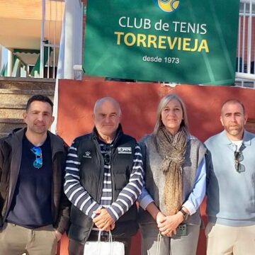Representantes del Club de Tenis Torrevieja y de la Federación de Tenis