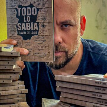 David de Loro presenta su libro “Todo lo sabía” durante su visita a Torrevieja.