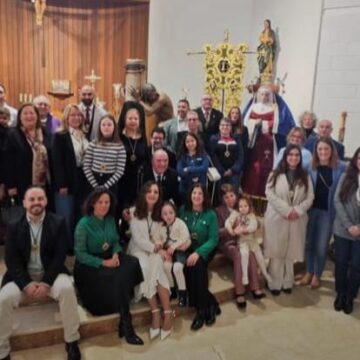 Cofrades y fieles durante la misa de Cuaresma de la Cofradía del Santísimo Cristo de la Flagelación en la Parroquia de San Roque y Santa Ana de Torrevieja.