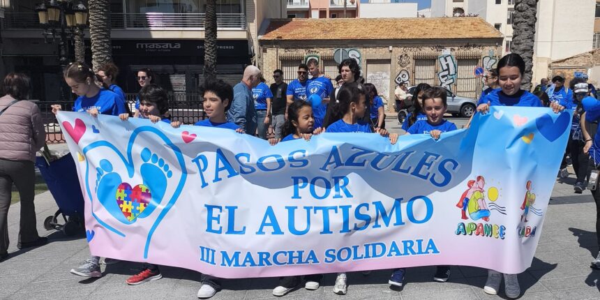 va3457-marcha solidaria autismo Marchantes llevando una pancarta de Pasos Azules por el Autismo