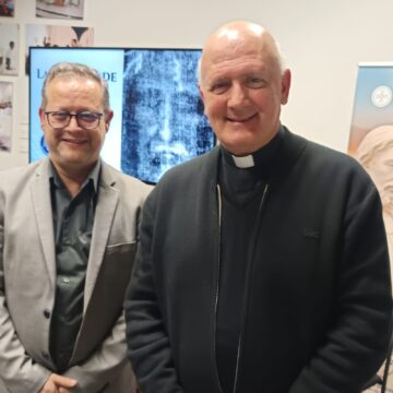Pedro Peinado durante su conferencia sobre la Sábana Santa de Turín en la Parroquia del Sagrado Corazón de Torrevieja.