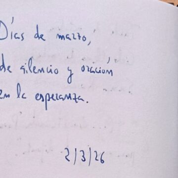 Cuaderno con la frase “Días de marzo, de silencio y oración en la esperanza”.