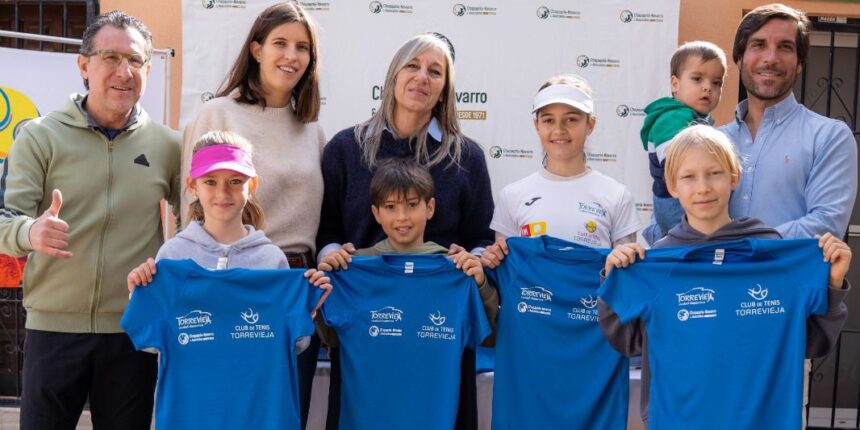 va3454-camisetas1 Alumnos Club de Tenis Torrevieja sujetando camisetas