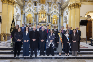 Autoridades, representantes de cofradías y la pregonera tras finalizar el acto