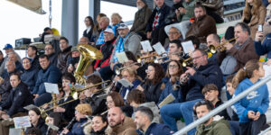 Integrantes de la Sociedad Musical Ciudad de Torrevieja Los Salerosos animando en gradas