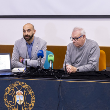 Francisco Montesinos y el párroco José Antonio Gea explicando los nuevos recorridos de Semana Santa