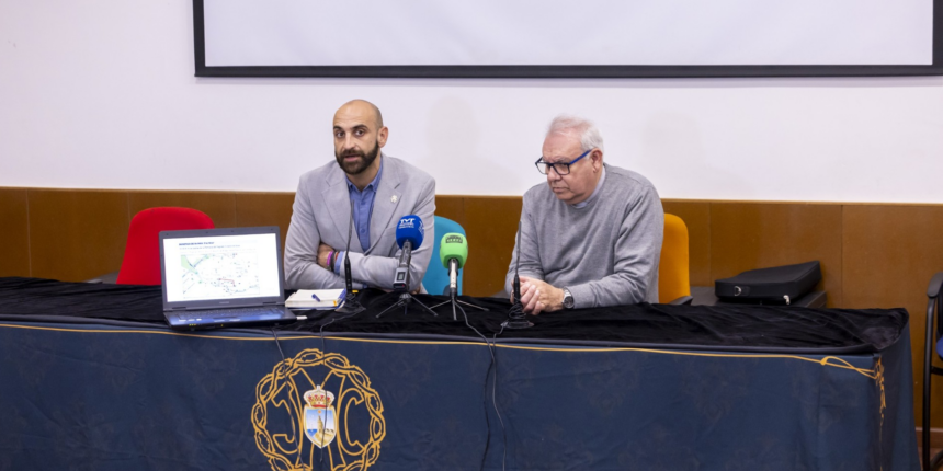 va3455-presentacióncambios Francisco Montesinos y el párroco José Antonio Gea explicando los nuevos recorridos de Semana Santa