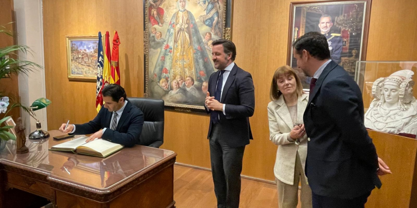 Elche y Torrevieja refuerzan lazos y reivindican mejoras en infraestructuras al Ministerio