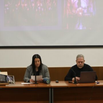 Ponentes en una mesa durante una conferencia de fotografía