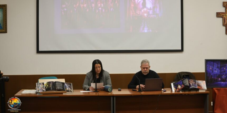 va3456-masterclass fotografia Ponentes en una mesa durante una conferencia de fotografía