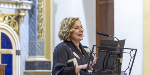 Eva Fernández Huéscar pronunciando el pregón desde el atril de la Iglesia de la Inmaculada