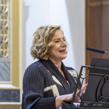 Eva Fernández Huéscar pronunciando el pregón desde el atril de la Iglesia de la Inmaculada