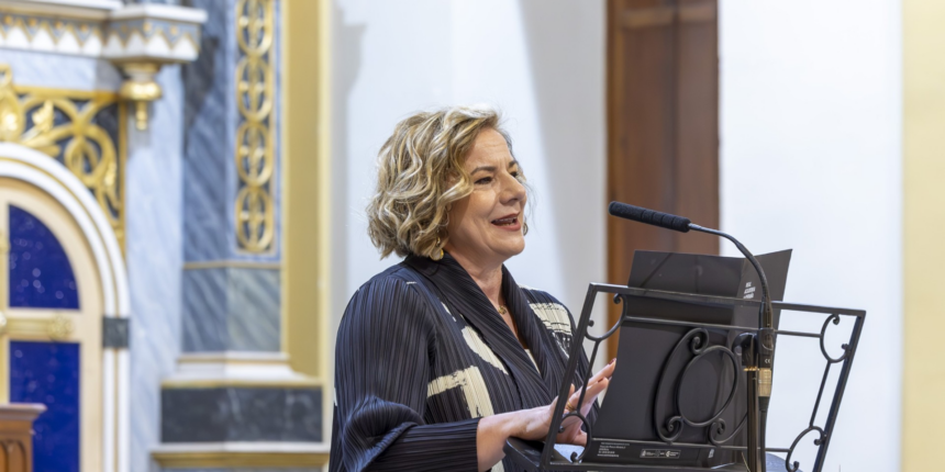 Eva Fernández Huéscar pronunciando el pregón desde el atril de la Iglesia de la Inmaculada