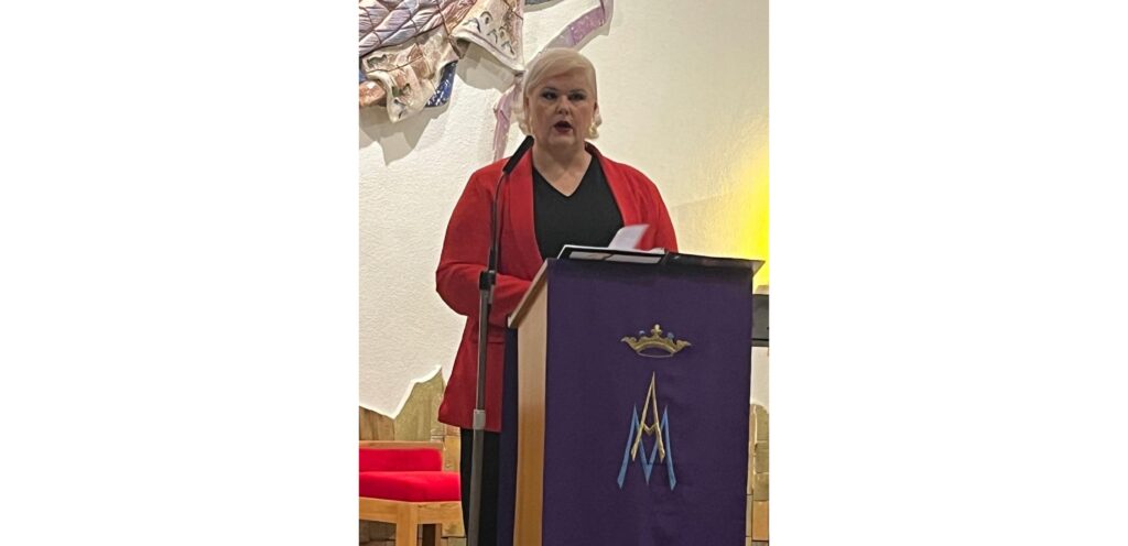 Blanca Paredes durante su intervención en el atril de la parroquia de La Mata