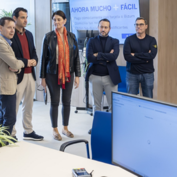 Autoridades durante la reapertura de la oficina de Suma Gestión Tributaria en Torrevieja