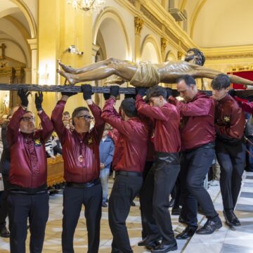 Grupo de costaleros portando al Cristo Crucificado