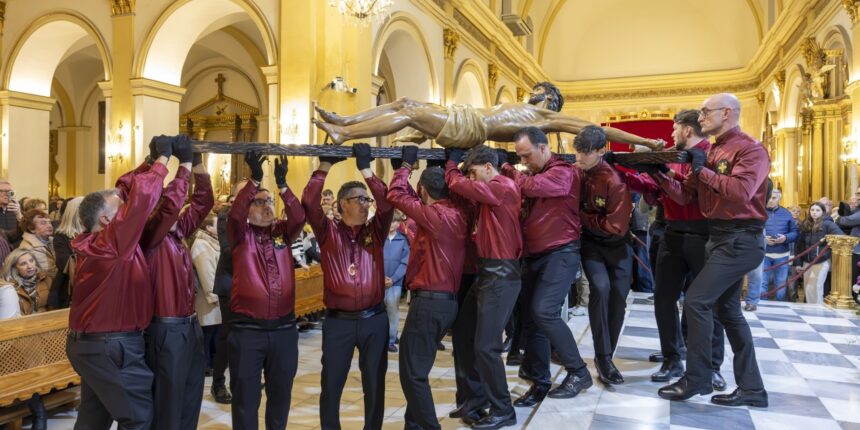 Grupo de costaleros portando al Cristo Crucificado