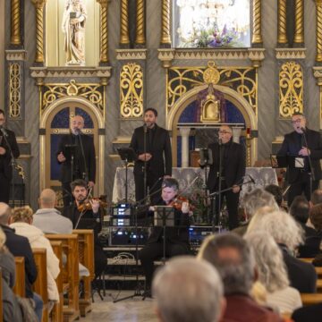 va3455-settevoci Sette Voci actuando frente al altar de la Inmaculada