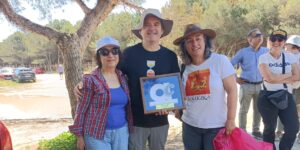 La presidenta y la coordinadora de Ars Creatio entregan el logo de la asociación cuajado en sal al geólogo Pedro Alfaro como agradecimiento por dirigir la ruta