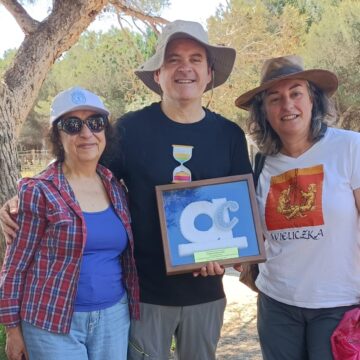 La presidenta y la coordinadora de Ars Creatio entregan el logo de la asociación cuajado en sal al geólogo Pedro Alfaro como agradecimiento por dirigir la ruta