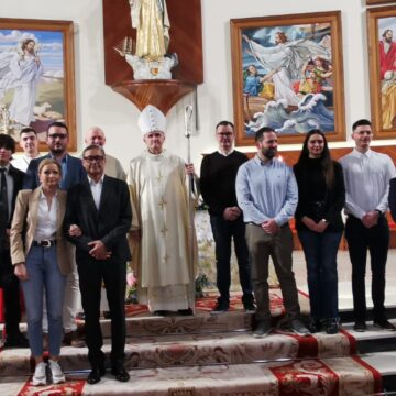 l obispo José Ignacio Munilla posa junto a los diez confirmados y los párrocos en el altar de la parroquia del Sagrado Corazón de Jesús