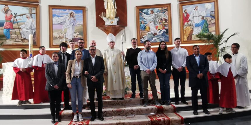 l obispo José Ignacio Munilla posa junto a los diez confirmados y los párrocos en el altar de la parroquia del Sagrado Corazón de Jesús